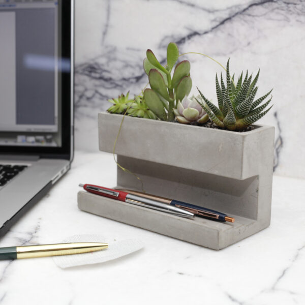 betonnen_bureau_planter met pennen houder 2