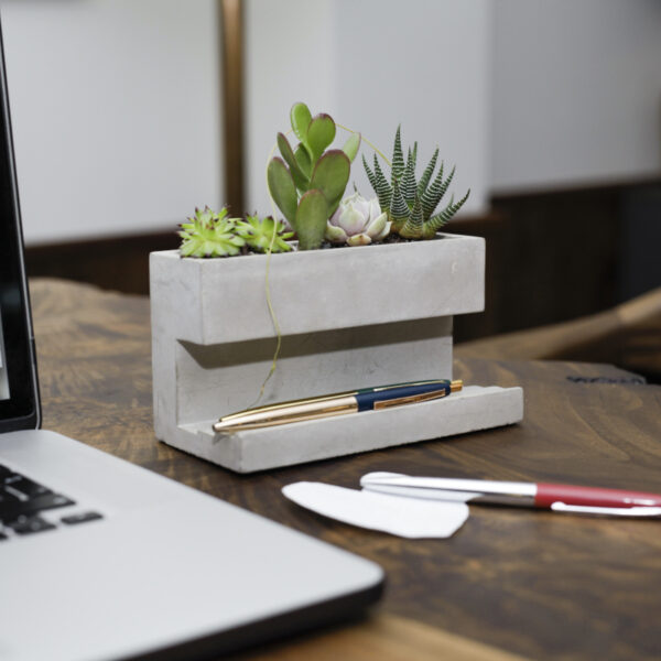 betonnen_bureau_planter met pennen houder 4